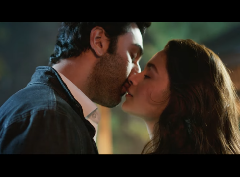 Ranbir Kapoor Alia Bhatt Onscreen Kiss