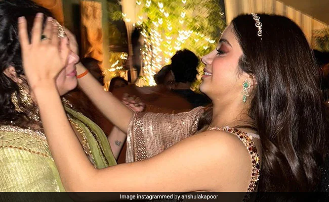 Janhvi And Anshula Kapoor: Sonam Kapoor and Anand Ahuja's Diwali bash on Monday was a lot of fun for the Kapoors